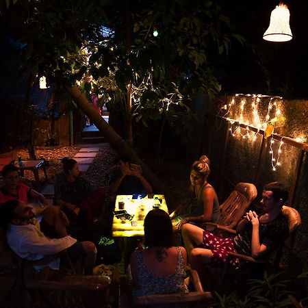Bricks And Bamboo Hostel Анжуна Экстерьер фото