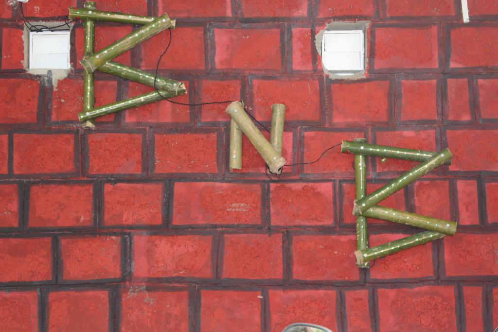 Bricks And Bamboo Hostel Анжуна Экстерьер фото