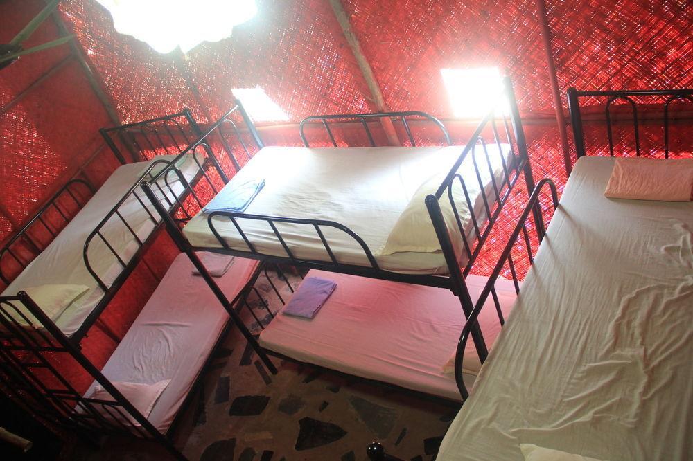 Bricks And Bamboo Hostel Анжуна Экстерьер фото