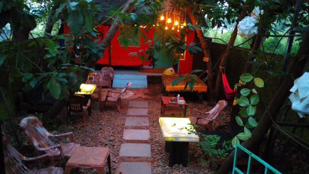 Bricks And Bamboo Hostel Анжуна Экстерьер фото