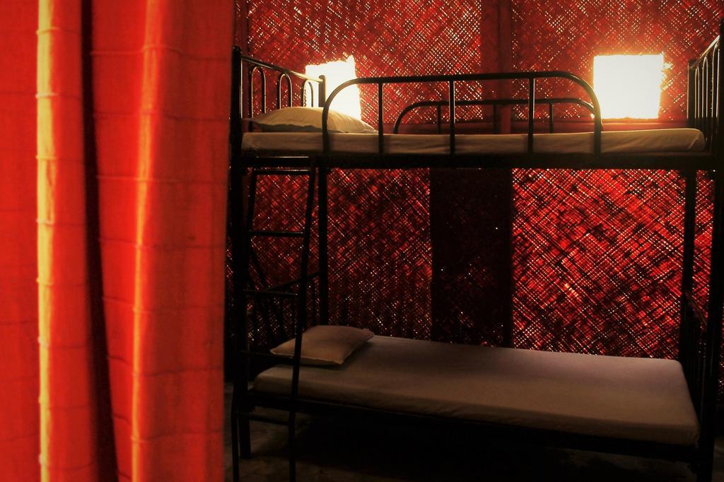 Bricks And Bamboo Hostel Анжуна Экстерьер фото