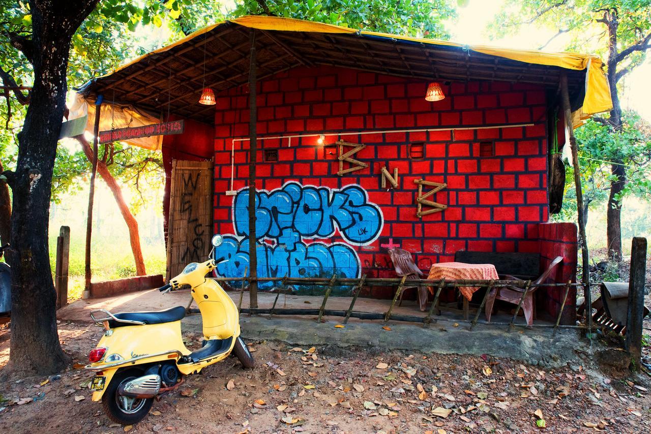 Bricks And Bamboo Hostel Анжуна Экстерьер фото