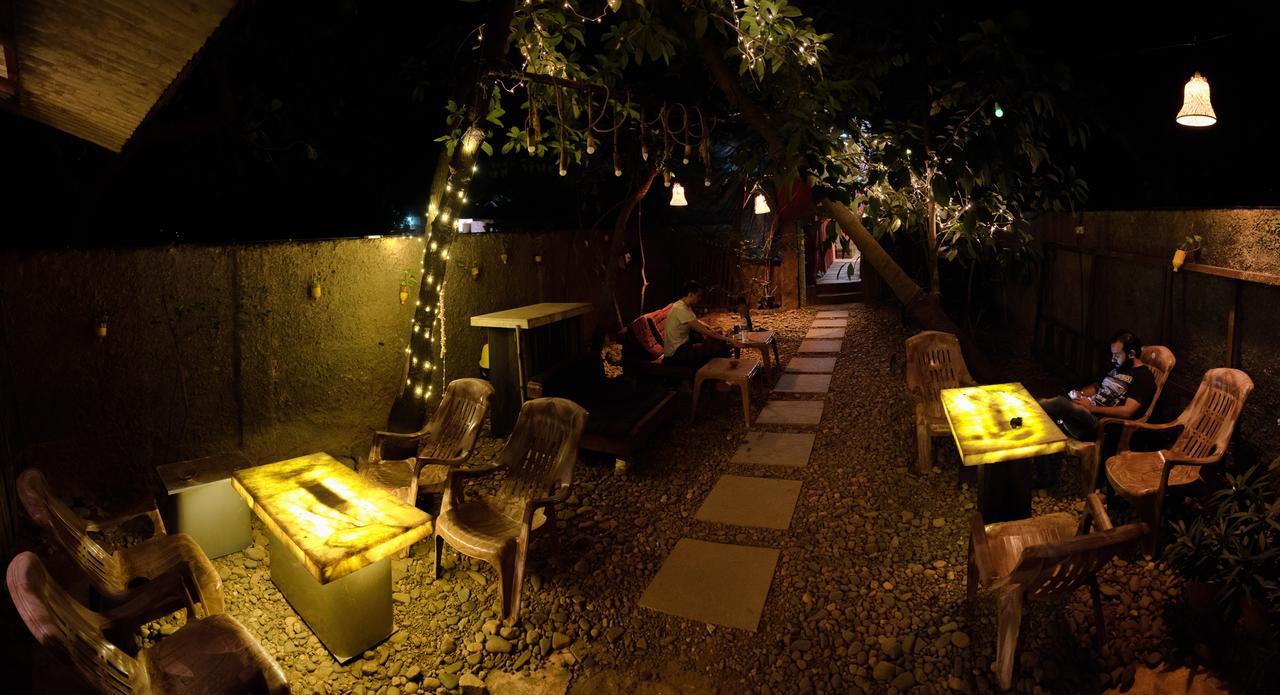 Bricks And Bamboo Hostel Анжуна Экстерьер фото