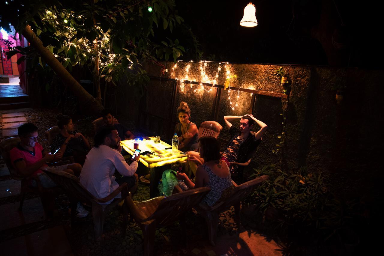Bricks And Bamboo Hostel Анжуна Экстерьер фото